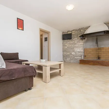 Сasa de vacaciones Beautiful Rustic Holiday Home With Swimming Pool In Labin