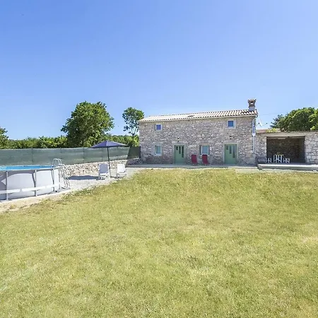 Сasa de vacaciones Beautiful Rustic Holiday Home With Swimming Pool In Labin *