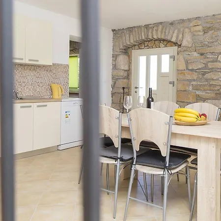 Beautiful Rustic Holiday Home With Swimming Pool In Labin Сasa de vacaciones *
